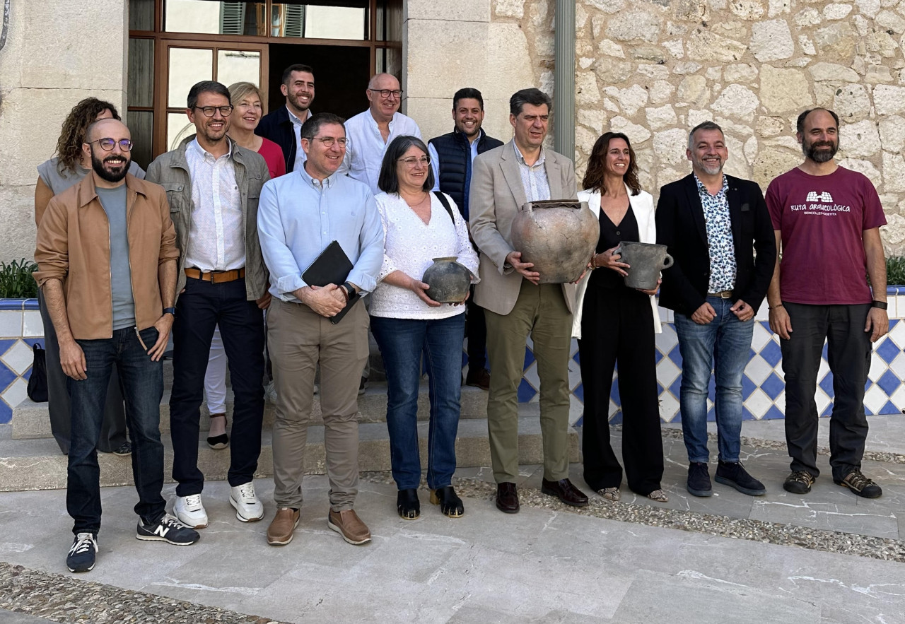 El conseller de Turisme del Govern, Jaume Bauzá, i el Director Insular de Cultura, Guillem Ginard, assisteixen a la presentació de la virtualització del jaciment de Son Fornés per part de la Mancomunitat.