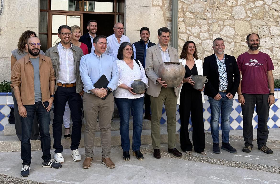 El conseller de Turisme del Govern, Jaume Bauzá, i el Director Insular de Cultura, Guillem Ginard, assisteixen a la presentació de la virtualització del jaciment de Son Fornés per part de la Mancomunitat.