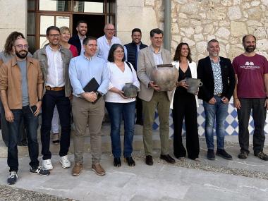 El conseller de Turisme del Govern, Jaume Bauzá, i el Director Insular de Cultura, Guillem Ginard, assisteixen a la presentació de la virtualització del jaciment de Son Fornés per part de la Mancomunitat.
